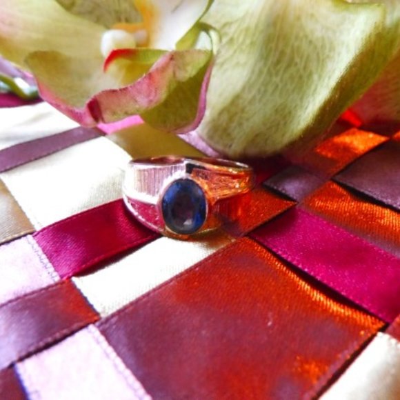 Beautiful ring 10k yellow gold ring set with a blue topaz Size 12 - Picture 2 of 4